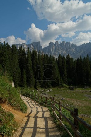 Camino del senderismo en Lago di Carezza - Karersee - Un hermoso lago en el Tirol del Sur, Dolomitas italianos Alpes