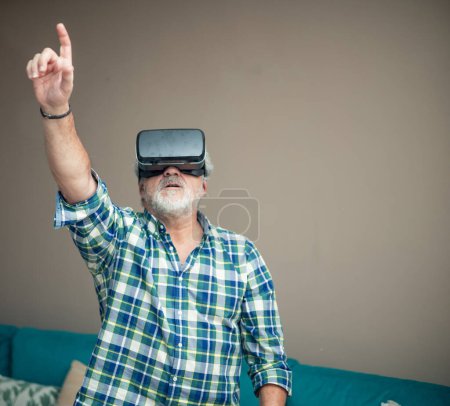 In einer vertikalen Einstellung, die das Wesen der Exploration einfängt, taucht ein Rentner in die Welt der virtuellen Realität ein. Mit erhobener Hand navigiert er neugierig und begeistert durch die digitale Landschaft..