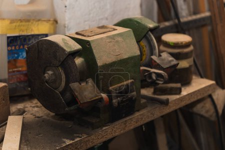 Foto de Lijadora eléctrica en un taller de carpintería. La lijadora eléctrica es una herramienta esencial para el alisado y acabado de la madera, permitiendo a los artesanos obtener resultados precisos y uniformes en sus proyectos de carpintería. - Imagen libre de derechos