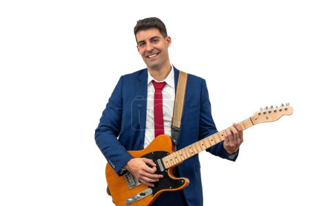 freudigen Gesichtsausdruck eines Geschäftsmannes, der lächelt, während er eine E-Gitarre spielt. Musik als Form von Freizeit und Entspannung verkörpert er unternehmerische Kreativität und Genuss weißen Hintergrund