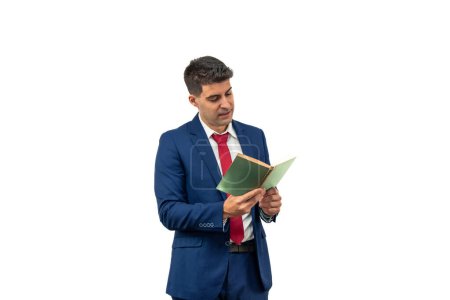 Geschäftsmann in blauem Anzug und Krawatte, vertieft in die Lektüre eines Buches mit einem Blick von großem Interesse. Zeigt einen Ausdruck von Neugier und Konzentration weißen Hintergrund
