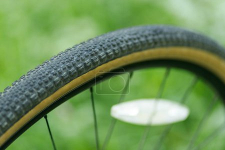 Foto de Neumático sin tubo de bicicleta con sellador, primer plano. - Imagen libre de derechos