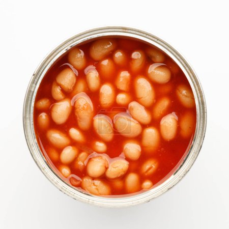 Téléchargez les photos : Haricots en conserve en sauce tomate sur fond blanc. - en image libre de droit