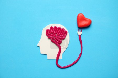 Foto de Figura del hombre con cerebro y corazón rojo. Amor e inteligencia
. - Imagen libre de derechos