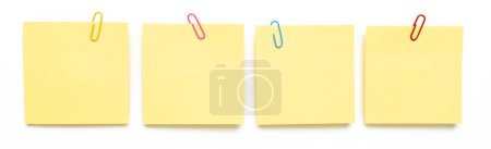 Téléchargez les photos : Papier jaune autocollants de message pour tableau d'information isolé sur fond blanc. Modèle d'horaire ou de préavis (maquette) note collante. - en image libre de droit