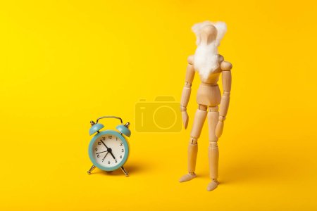 Concepto de vejez y jubilación (pensión), figura del hombre con barba y reloj.