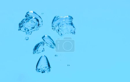 Téléchargez les photos : Fond de bulle d'eau bleue. éclaboussure sous-marine dans un liquide transparent. - en image libre de droit