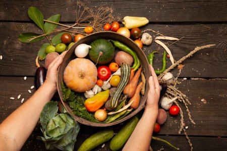 Téléchargez les photos : Légumes frais de ferme, aliments sains biologiques. Récolte agricole
. - en image libre de droit