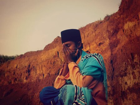 Foto de Hombre rezando en el desierto - Imagen libre de derechos