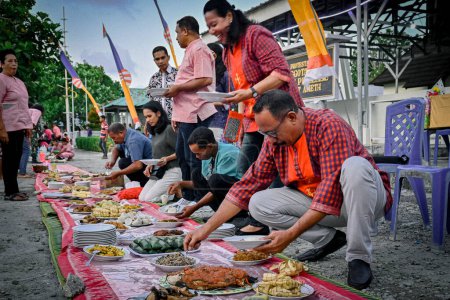 Foto de Maluku, Indonesia - 10 de octubre de 2023: Comer Patita. La tradición del pueblo de Maluku, Indonesia, es comer juntos al aire libre para celebrar su gran día. - Imagen libre de derechos