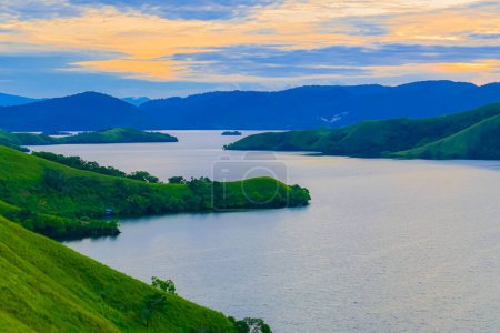 Téléchargez les photos : Vue sur le lac Sentani, Jayapura, Papouasie, Indonésie - en image libre de droit
