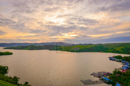 Téléchargez les photos : Coucher de soleil au lac Sentani, Jayapura, Papouasie, Indonésie - en image libre de droit
