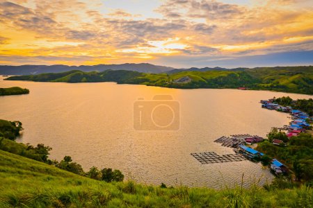 Téléchargez les photos : Coucher de soleil au lac Sentani, Jayapura, Papouasie, Indonésie - en image libre de droit