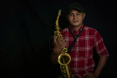 Téléchargez les photos : Asiatique homme jouer saxophone - en image libre de droit
