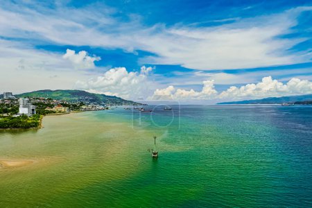 Vista del dron de Ambon Bay, Indonesia