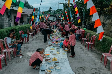 Foto de Maluku, Indonesia - 14 de agosto de 2014: "Eating Patita". La tradición del pueblo Maluku es comer juntos al aire libre para celebrar grandes días. - Imagen libre de derechos