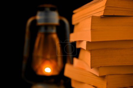 Foto de Una linterna ardiente y una pila de libros - Imagen libre de derechos