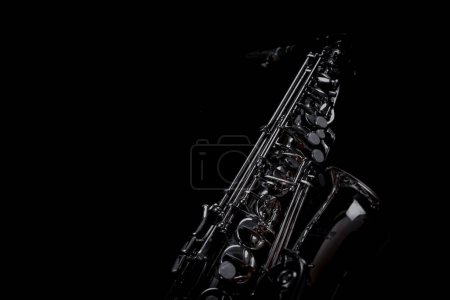 Téléchargez les photos : Un saxophone avec un fond noir - en image libre de droit