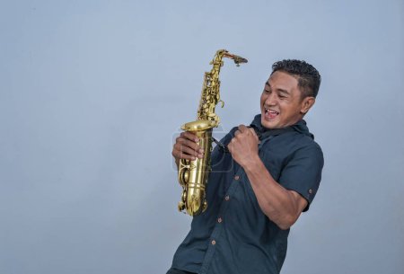 Un homme tenant un saxophone