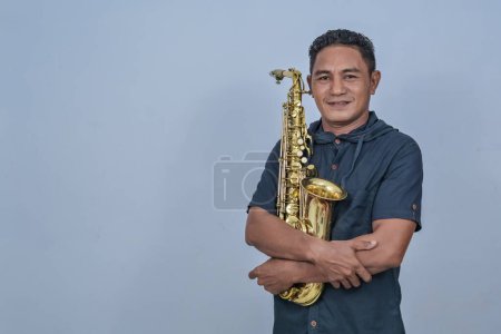 Un homme tenant un saxophone