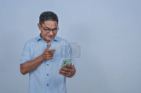 hombre en gafas celebración de teléfono inteligente
