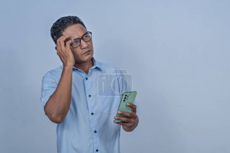 Mann mit Brille und Smartphone