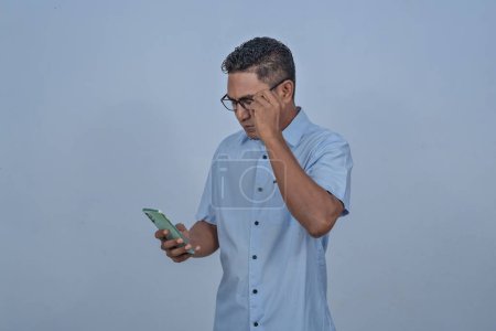Mann mit Brille und Smartphone