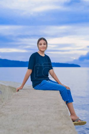 Retrato de una chica asiática junto a la playa