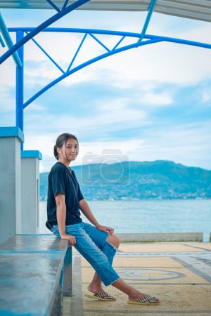Retrato de una chica asiática junto a la playa