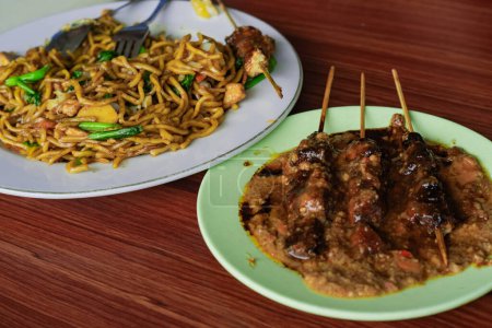 Téléchargez les photos : Satay de poulet. Alimentation indonésienne - en image libre de droit