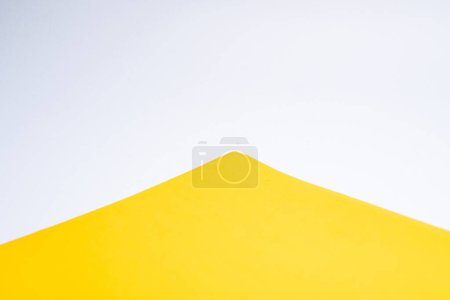 Der Hintergrund ist eine Kombination aus Weiß und Gelb