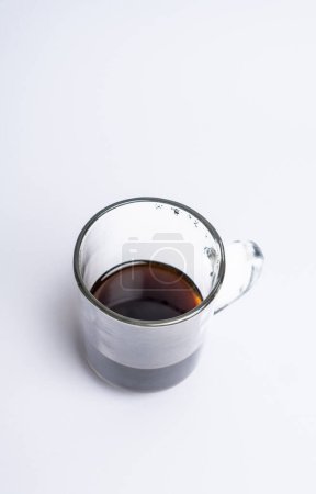 Foto de Vaso de café negro aislado sobre fondo blanco - Imagen libre de derechos