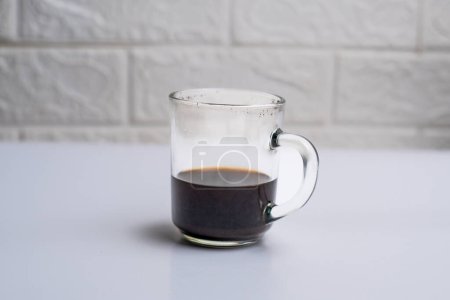 Foto de Vaso de café negro aislado sobre fondo blanco - Imagen libre de derechos