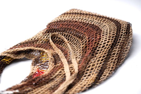 Noken. Noken es una bolsa tradicional de las montañas de Papúa, Indonesia, que está hecha de fibra de corteza de árbol