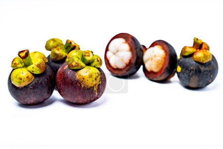Mangostanfrucht isoliert auf weißem Hintergrund. Mangostan ist als Frucht bekannt, die einen sehr hohen Anteil an Antioxidantien enthält. Garcinia mangostana