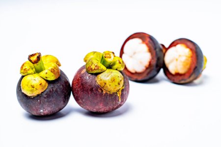 Fruta del Mangostán aislada sobre fondo blanco. El Mangosteen se conoce como fruta que tiene niveles muy altos de antioxidantes. Garcinia mangostana