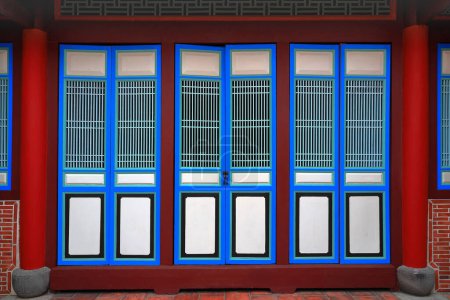Téléchargez les photos : Simple, belle fenêtre en treillis en bois, porte de l'architecture traditionnelle chinoise, Pingtung, Taiwan.for marque, calender, carte postale, économiseur d'écran, papier peint, affiche, bannière, couverture, site web.Photo de haute qualité - en image libre de droit