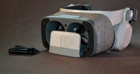 Virtual-Reality-Brille auf neutralem Hintergrund