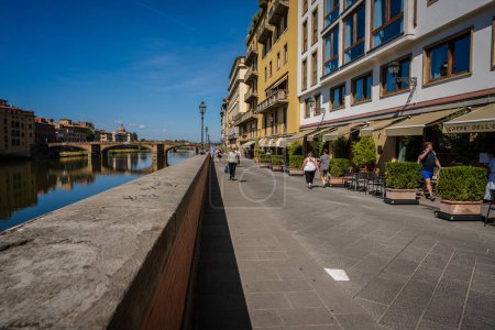 Téléchargez les photos : Florence, Italie 2 septembre 2023. Une promenade sur la rivière à grand angle le long de la rivière Arno à Florence - en image libre de droit