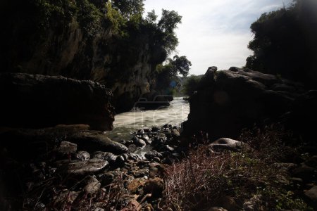 Sanghyang Kenit, auch als "Citarum Purba" bekannt, ist aufgrund des Vorhandenseins umgebender Tropfsteinfelsen als einer der uralten Flüsse anerkannt..