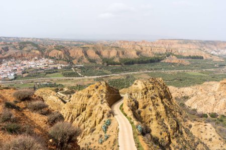 Route de montagne escarpée en Espagne traversant la formation rocheuse dans le désert comme un paysage