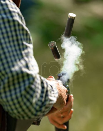 Foto de Echando cartuchos de una escopeta a un tiro de paloma de arcilla - Imagen libre de derechos