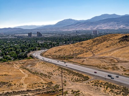 Foto de Sparks, Nevada / Estados Unidos - 23 de septiembre de 2020: Tráfico en la autopista pirámide al norte de Reno, zona de Sparks. - Imagen libre de derechos