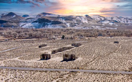 Téléchargez les photos : Vue aérienne d'un drone de Fort Churchill, États-Unis, des ruines d'un fort de l'armée des États-Unis et d'une station de chemin sur la route Pony Express dans le comté de Lyon Nevada. - en image libre de droit