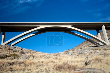 Foto de Conexiones Arquitectónicas, Carreteras y Puentes, Puente Galena Arch cerca de Reno, Nevada. - Imagen libre de derechos