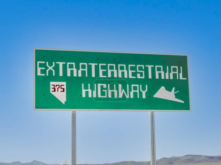 Foto de Carretera 375, La Carretera Extraterrestre, en el sur de Nevada, cerca de Rachel en el Área 51. - Imagen libre de derechos