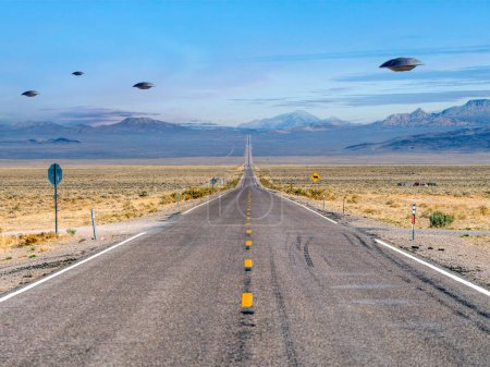 Téléchargez les photos : Ufo Alien Spacecraft survolant l'autoroute 375, l'autoroute extraterrestre, située dans le centre du Nevada près de Rachel et de la zone 51. - en image libre de droit