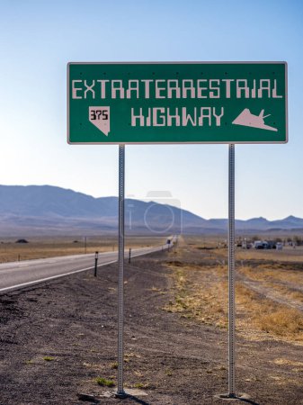 Téléchargez les photos : Autoroute 375, l'autoroute extraterrestre, dans le sud du Nevada près de Rachel dans la zone 51. - en image libre de droit