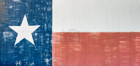 Foto de Bandera estatal de Texas pintada a mano en rojo, blanco y azul con una estrella solitaria a la izquierda, sobre metal ondulado ondulado corrugado, un artículo hecho a mano. Hace un gran fondo. - Imagen libre de derechos