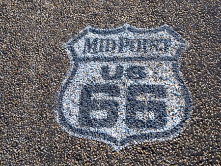 Téléchargez les photos : Route 66 Panneau Mid Point peint sur l'autoroute. - en image libre de droit